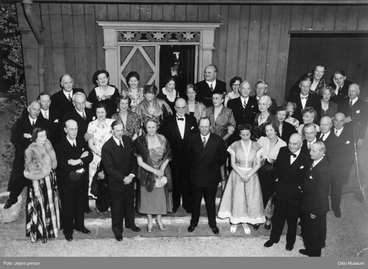 villa, trapp, gruppe, menn, kvinner, kronprins, kronprinsesse, billedkunstnere, selskap i forbindele med innvielsen av Rådhuset