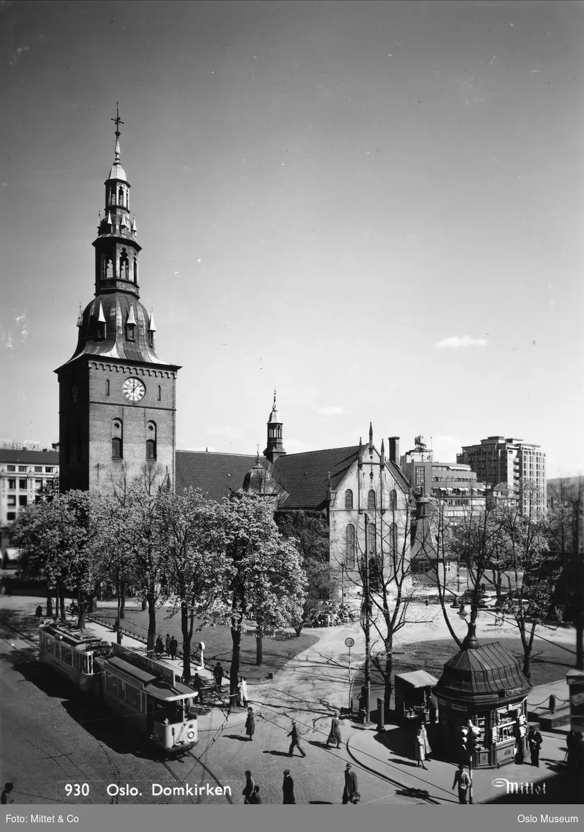 Domkirkeparken, Oslo Domkirke, kiosk, trikk, mennesker