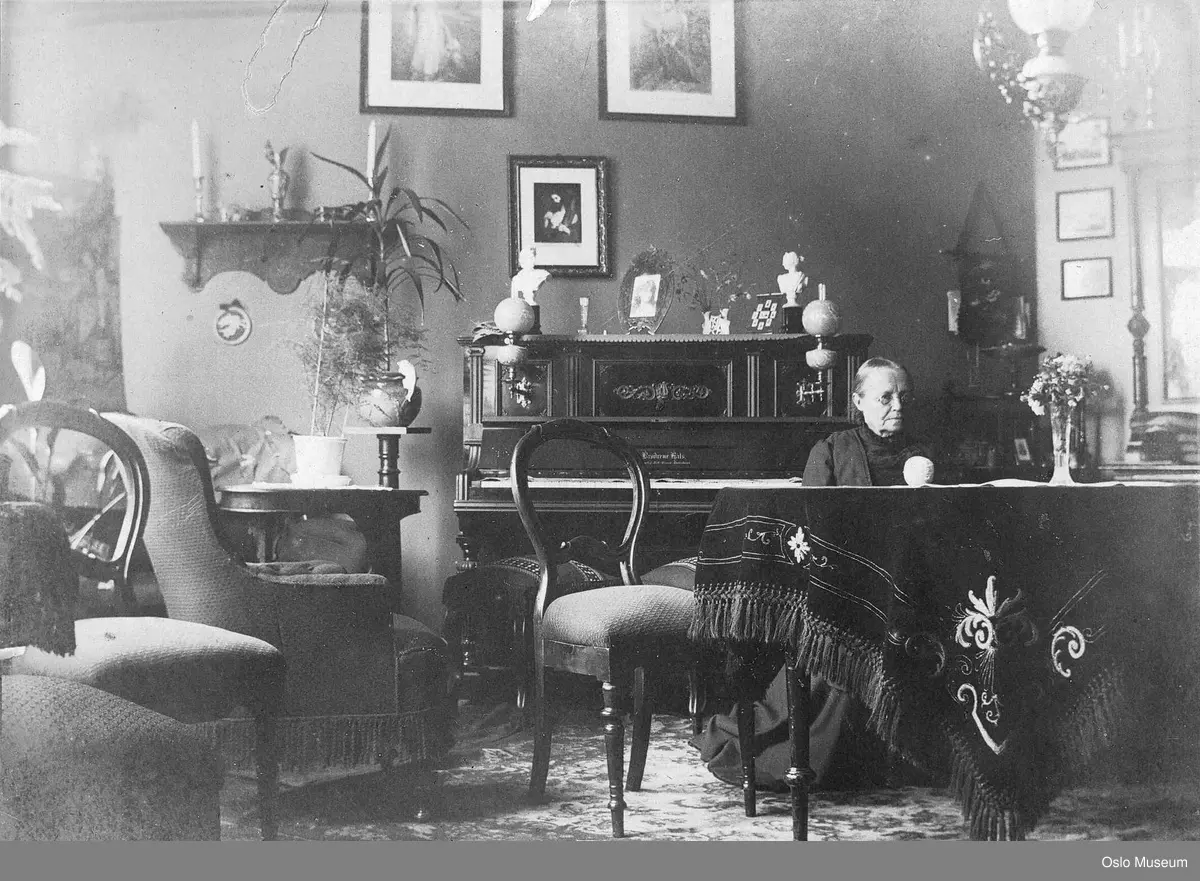 interiør, stue, klunkestil, gammel kvinne, bordteppe, piano