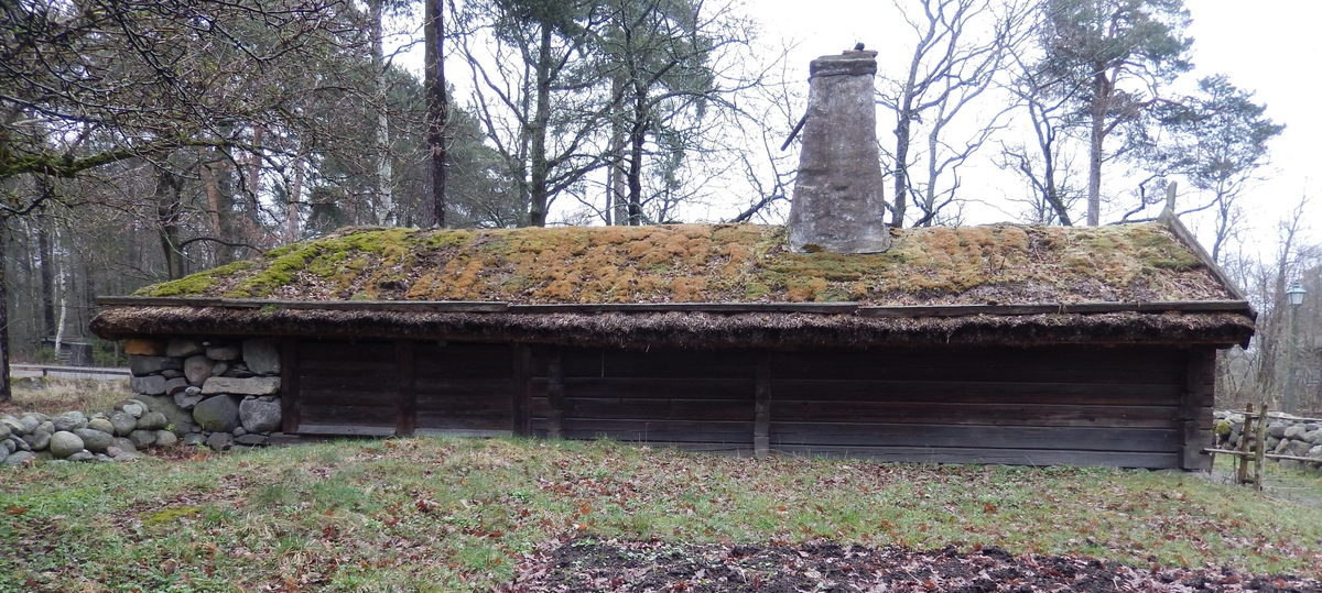Hornborgastugan är en L-formad byggnad uppförd i flera byggnadstekniker. Byggnaden består av en bostadsdel; en enkelstuga, en fähusdel samt en lada, sammanbyggda i vinkel. Bostadsdelen och fähuset är timrat. Ladan har väggar av gråsten och skiftesverk. Taket är av halm, på bostadsdelen hålls halmen fast av torv, på ladudelen hålls halmen fast av sk "poller", ett gallerverk av trästörar som hänger över ryggåsen. 

Byggnaden flyttades till Skansen 1898 från Hornborga by i Västergötland. Stugan var ett så kallat "husmansställe" under Deragården och låg invid "Grannasbacken", byns allmänna samlingsplats.