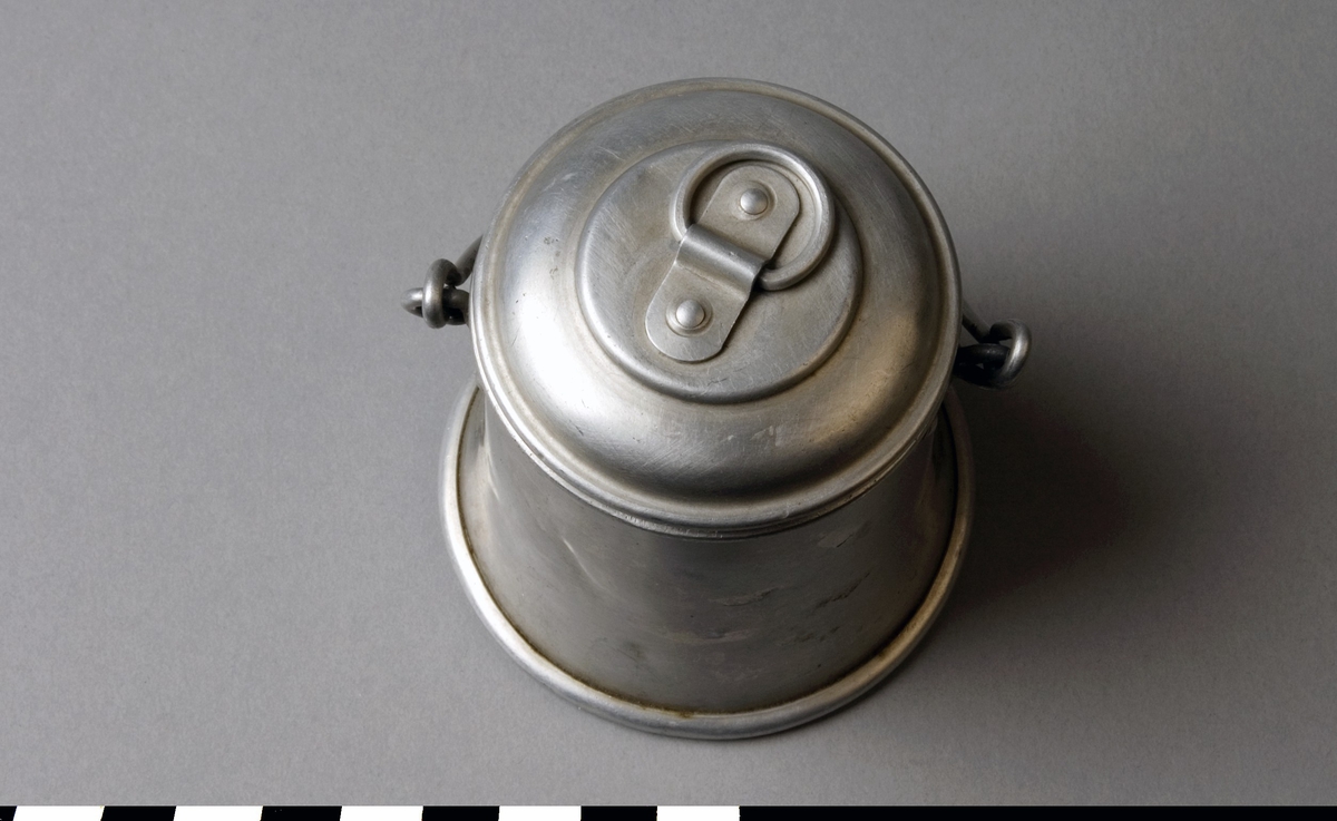 Leksak, mjölkhämtare av aluminium. Behållare (A) med bygelhandtag och lock (B) med ringgrepp.