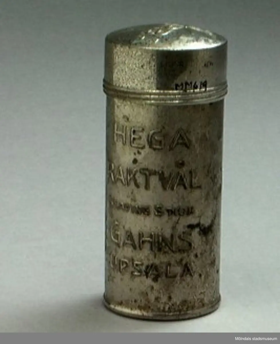 Burk för raktvål med skruvlock. På framsidan "HEGA RAKTVÅL SHAVING STICK GAHNS UPSALA". På lockets ovansida "PARBA". Något rostig, buckla på locket.
Från gården Tollered i Kållered, Verner Karlssons hem.