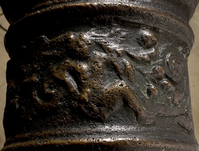 Kanonrör.
Gjutet riksvapen med initialerna G.A.R.S och årtalet 1626. Band med Vasakärvar och akantusblad.