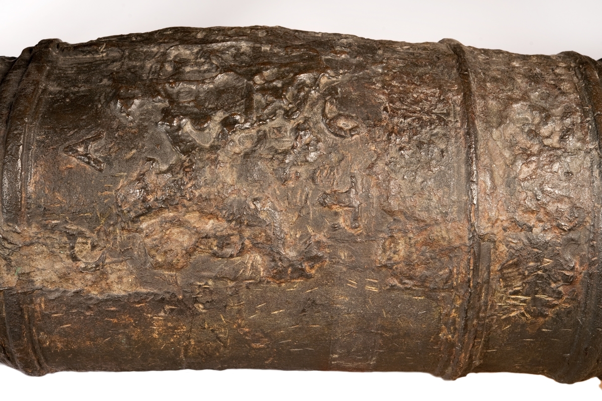 Kanonrör.
Gjutet riksvapen med initialerna G.A.R.S och årtalet 1626. Band med Vasakärvar och akantusblad.