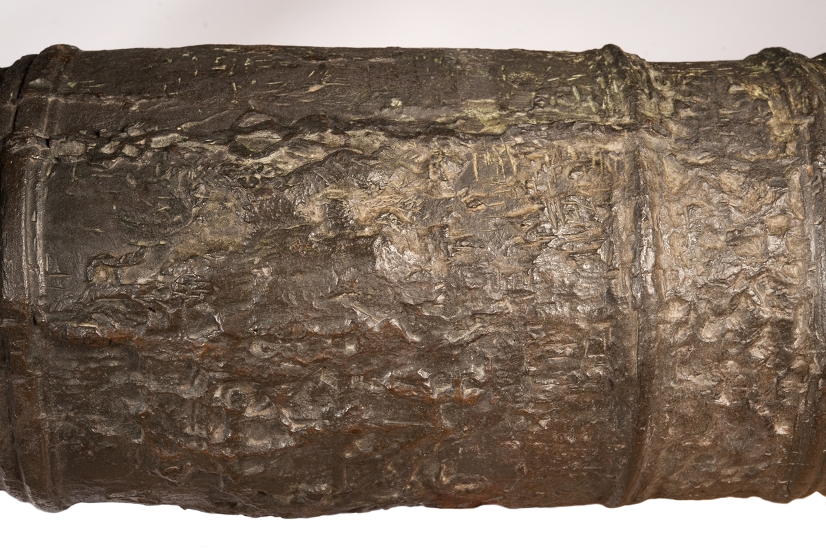 Kanonrör.
Gjutet riksvapen med initialerna G.A.R.S och årtalet 1626. Band med Vasakärvar och akantusblad.