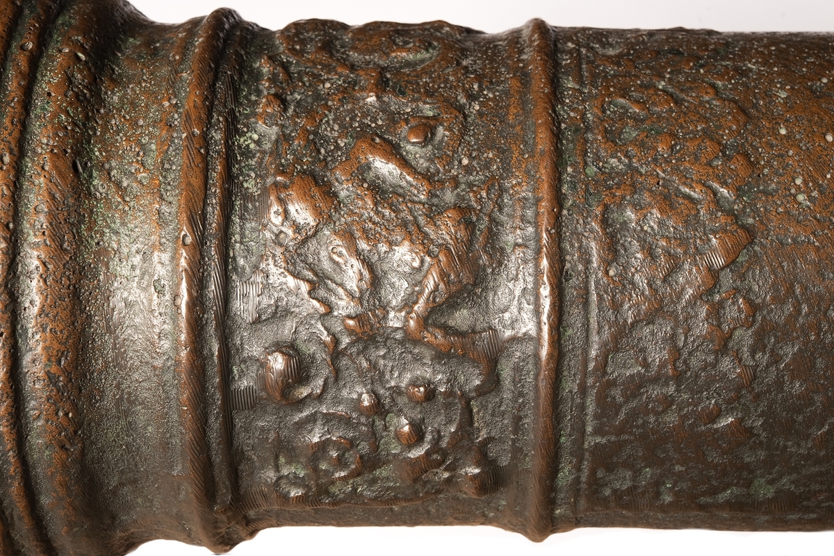 Kanonrör.
Gjutet riksvapen med initialerna G.A.R.S och årtalet 1626. Band med Vasakärvar och akantusblad.