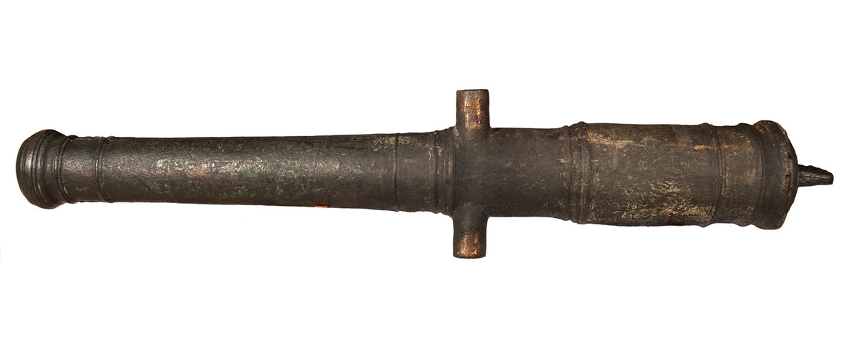 Kanonrör.
Gjutet riksvapen med initialerna G.A.R.S och årtalet 1626. Band med Vasakärvar och akantusblad.
