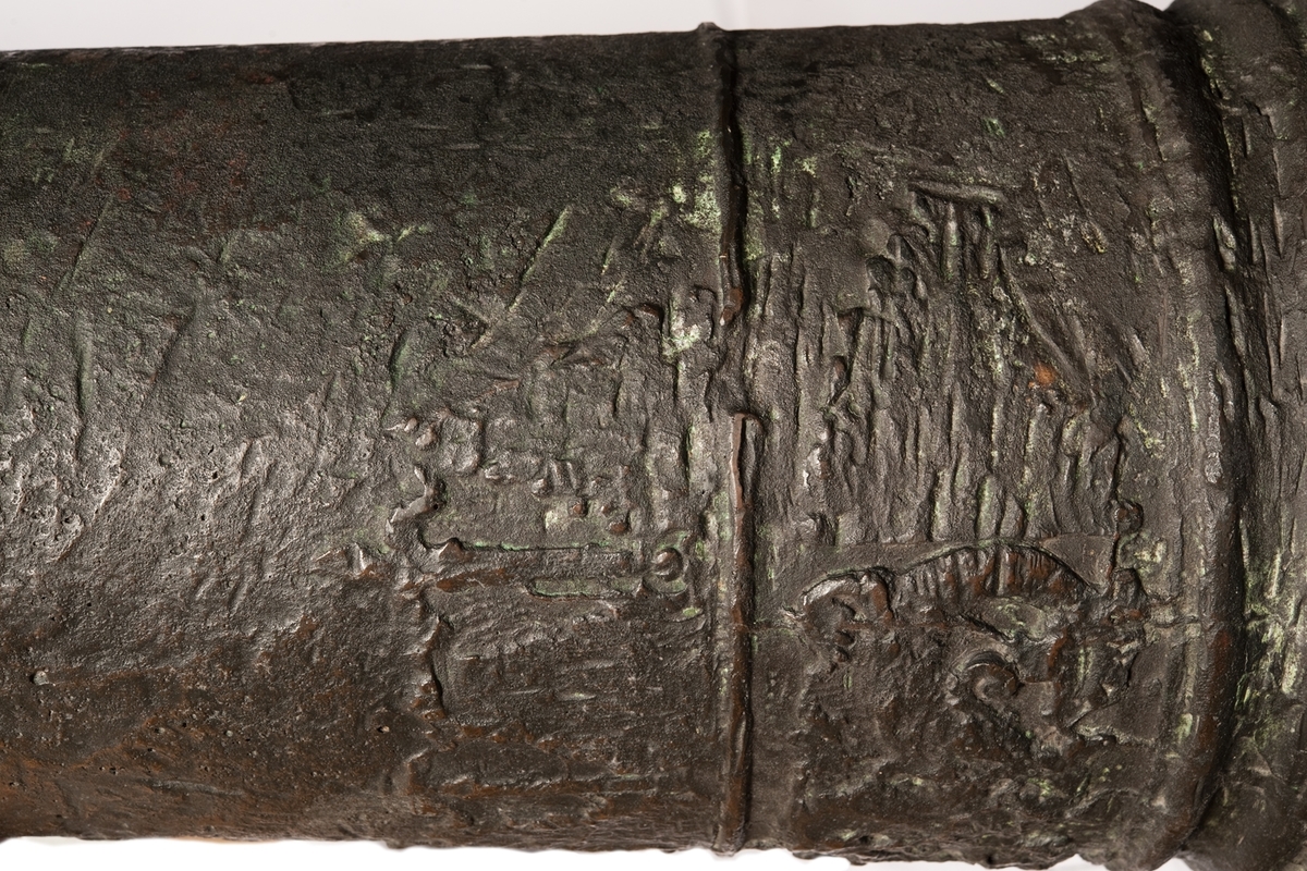 Kanonrör.
Gjutet riksvapen med initialerna G.A.R.S och årtalet 1626. Band med Vasakärvar och akantusblad.
