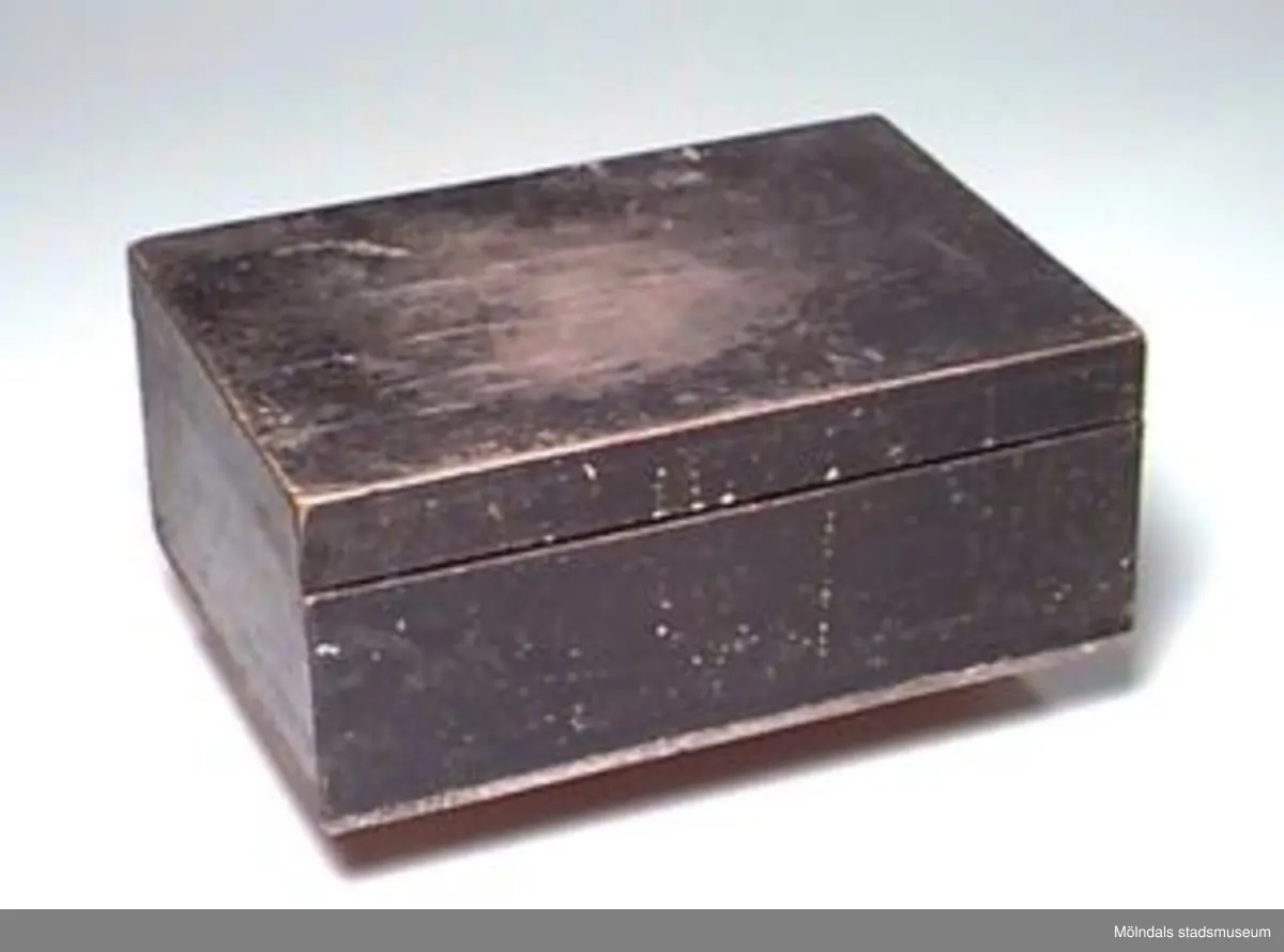 Svartmålad raklåda.Uppfällbar med spegel. Fyra fack. Enligt uppgift köpt på Åhléns postorder. Innehöll: rakborste, två rakblad och utklämd tub Palmolive rakcreme.Litteratur: A. Pettersson/Stig Tornehed: "Karlarna hövla, kvinnorna polera", s. 32 (foto mm).Samtidigt förvärvade föremål: MM00752, 00754-00756, 00763, 00764, 00767, 00768, 00778-00780, 00782, 00783, 00807, 00822.Ägaren var morfar till givarens fru.