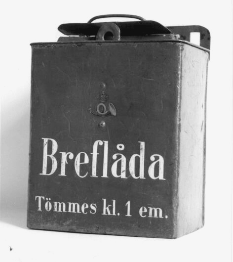 Brevlåda avsedd för ångbåtspostföring, med postemble. Brevinkast på lådans ovansida. Tömmes genom taklucka.