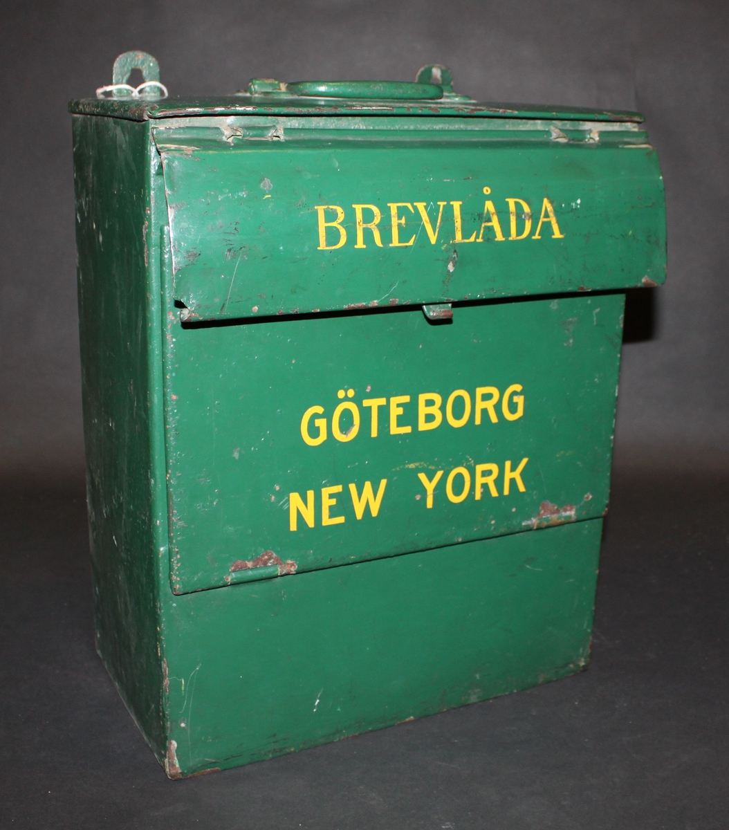 Brevlåda med fronttömning, klaff över brevinkastet på frontens överdel. Försedd med handtag i taket och inskriptionen BREVLÅDA på klaffen (antikva stil) och inskriptionen GÖTEBORG NEWYORK i två rader på tömningsluckan (grotesk stil). Använd ombord på atlantångaren Stockholm som trafikerade linjen Göteborg - New York 1915 - 1918, 1919 återupptogs trafiken åter. Stockholm ägdes av Rederi Svenska Amerika
Linjen.