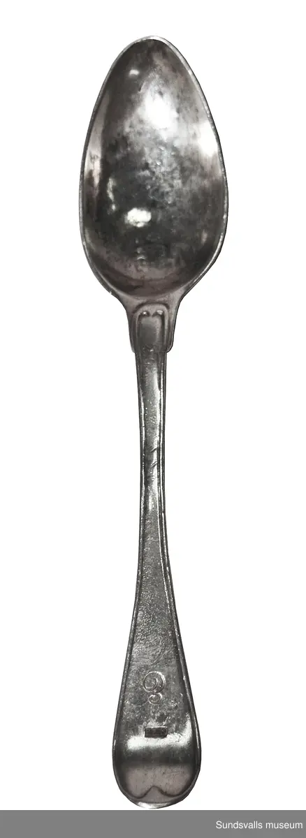 Sked i silver, slät modell. Graverat 'E', samt stämpel 'CWE' på framsidan. Stplr: otydlig, ev. Johan Ekholm, Stockholm 1801.