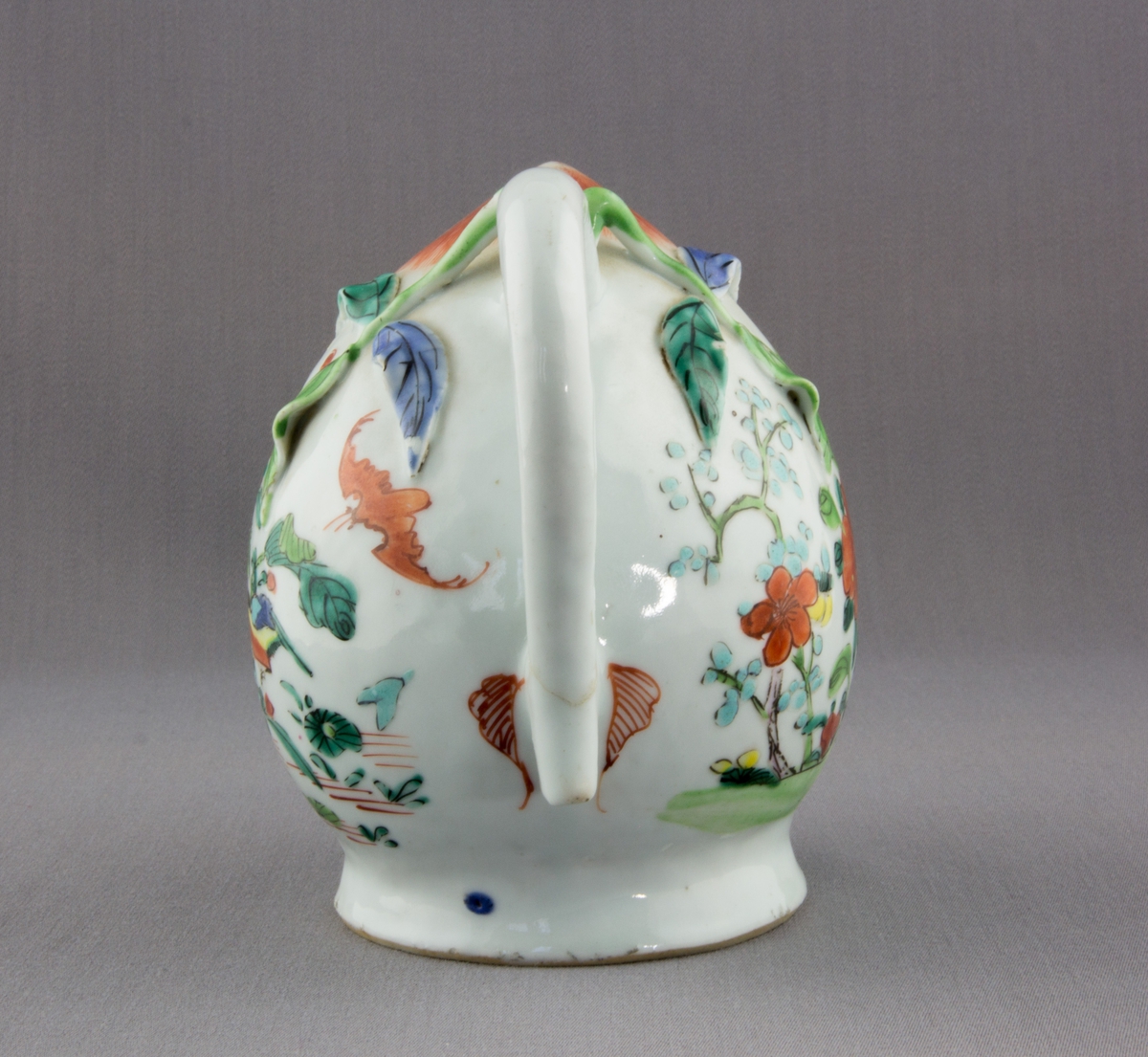 Blommor, blad, insekter, fåglar.