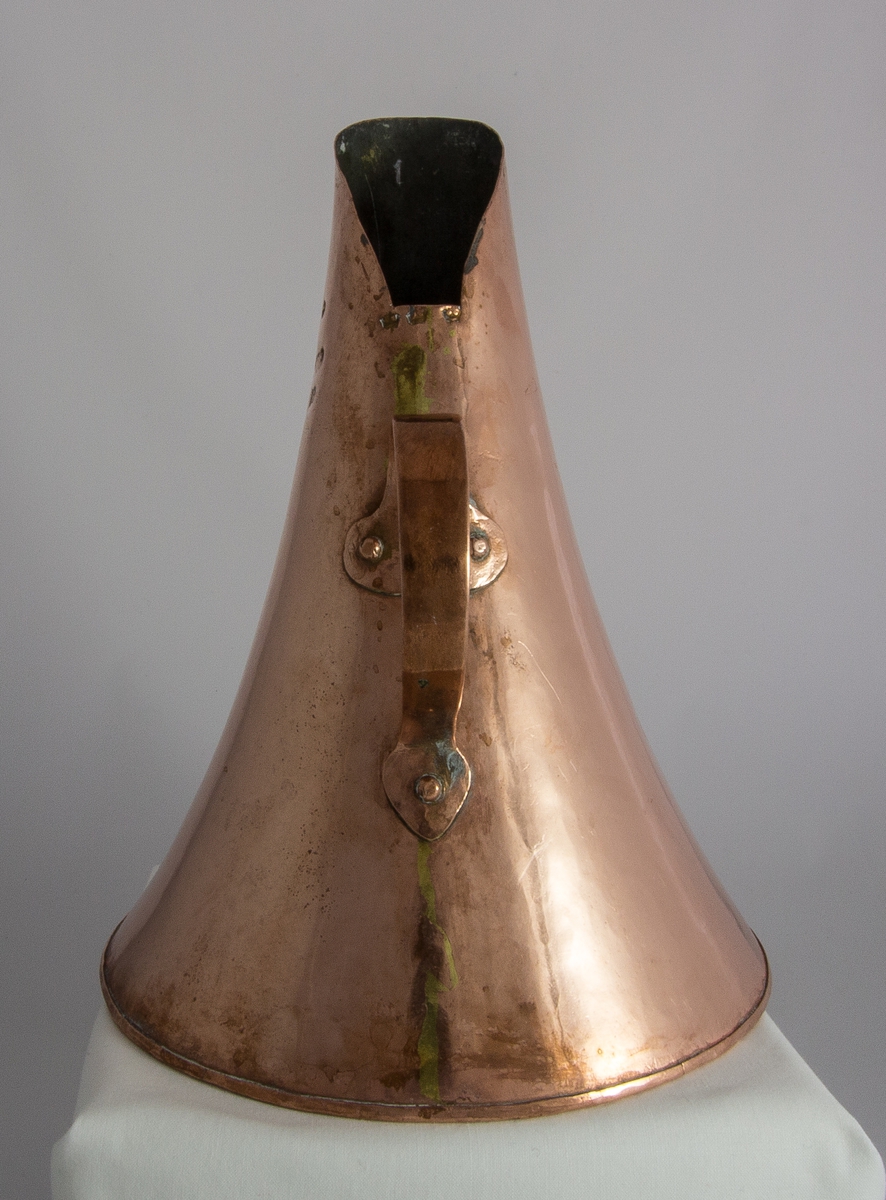 Mått, kanna, av förtent koppar med konisk form och nitat handtag. Volymmått för 2,62 l. Krönt och stämplat: 1853, PB.