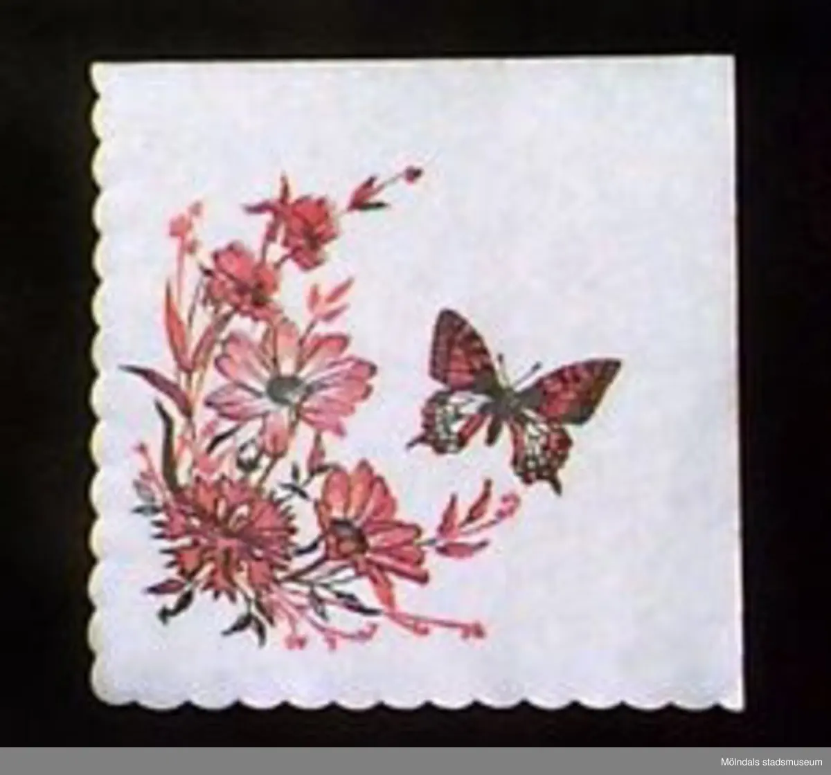Servetter av olika slag. Gjorda av tunt papper. Alla mått anger ihopvikt tillstånd.MM02243:1 Tre kaffeservetter. Fjärils- och blommotiv i rosa och svart på vit botten. L: 124 mm. B: 124 mm. Vågklippt kant.:2 Två kaffeservetter. Rosdekor rött och svart på vit botten. L: 120 mm. B: 120 mm. Vågklippt kant.:3 En kaffeservett. Enkel blomsterrand i rött (blommmor), grönt (blad) och brunt(kvistar) på vit botten. L: 150 mm. B:155 mm.:4 Sex julservetter. Grön och röd grankvist- och blomdekor på vit botten med små röda stjärnor på. L: 180 mm. B: 180 mm.:5 Två servetter. Gröna med stora, röd/rosa blommor och gulddekor. Vit kant. L: 180 mm.B: 180 mm.:6 Åtta påskservetter. Påskkäring samt texten "Glad Påsk!" som dekor i gult, vitt och grönt på vit botten. L: 170 mm. B: 170 mm.:7 Fem påskservetter. Påskliljedekor i gult, grönt, blått och brunt på vit botten. L: 180 mm. B: 180 mm.:8 Sju vita servetter med grått korsstygnsmönster tryckt längs kanten och små guldkors. L:170 mm. B: 170 mm. Vågad kant.:9 Sju servetter med en röd kräfta och gröna dillkvistar som dekor i hörnet på vit botten. L: 190 mm. B: 190 mm. Några lite gulfläckade.