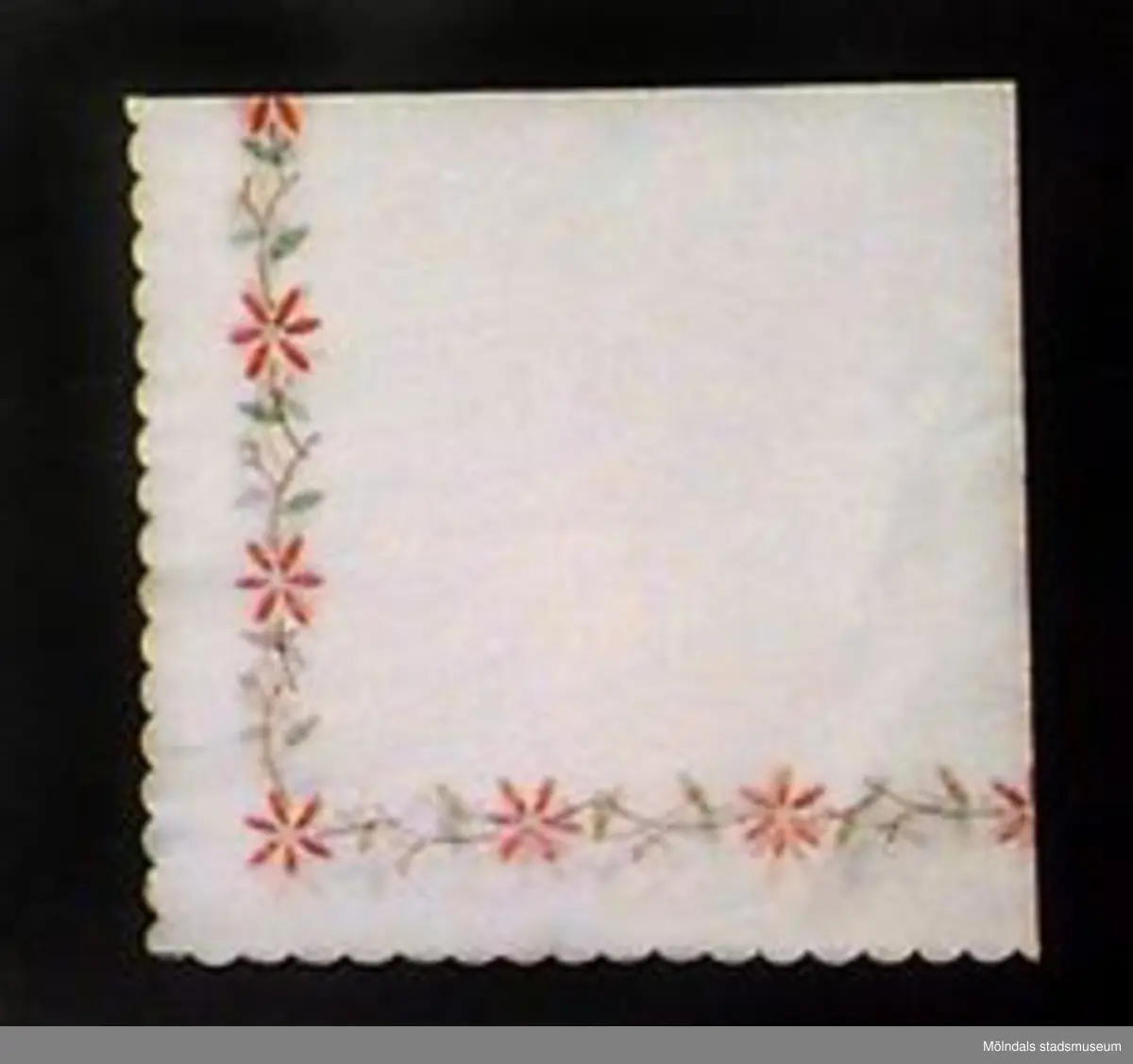 Servetter av olika slag. Gjorda av tunt papper. Alla mått anger ihopvikt tillstånd.MM02243:1 Tre kaffeservetter. Fjärils- och blommotiv i rosa och svart på vit botten. L: 124 mm. B: 124 mm. Vågklippt kant.:2 Två kaffeservetter. Rosdekor rött och svart på vit botten. L: 120 mm. B: 120 mm. Vågklippt kant.:3 En kaffeservett. Enkel blomsterrand i rött (blommmor), grönt (blad) och brunt(kvistar) på vit botten. L: 150 mm. B:155 mm.:4 Sex julservetter. Grön och röd grankvist- och blomdekor på vit botten med små röda stjärnor på. L: 180 mm. B: 180 mm.:5 Två servetter. Gröna med stora, röd/rosa blommor och gulddekor. Vit kant. L: 180 mm.B: 180 mm.:6 Åtta påskservetter. Påskkäring samt texten "Glad Påsk!" som dekor i gult, vitt och grönt på vit botten. L: 170 mm. B: 170 mm.:7 Fem påskservetter. Påskliljedekor i gult, grönt, blått och brunt på vit botten. L: 180 mm. B: 180 mm.:8 Sju vita servetter med grått korsstygnsmönster tryckt längs kanten och små guldkors. L:170 mm. B: 170 mm. Vågad kant.:9 Sju servetter med en röd kräfta och gröna dillkvistar som dekor i hörnet på vit botten. L: 190 mm. B: 190 mm. Några lite gulfläckade.