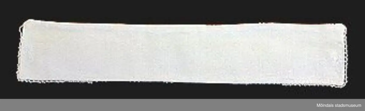 Tre stycken vita löskragar, kantade på tre sidor med spets. All är märkta med en liten nummerlapp med nr 41 (kan vara tvättnummer). Kragarna är stärkta.:1 Krage med minimal spetskant. Delvis bortnött. L: 340 mm. B: 60 mm.:2 Krage med 50 mm bred spetskant. Lodrät söm tvärsöver kragens insida. L: 330 mm. B: 70 mm. :3 Krage med 50 mm bred halvöglespets. L: 340 mm. B: 70 mm.Ägarinnan Karin Hasselberg var vårdarinna på Stretered.