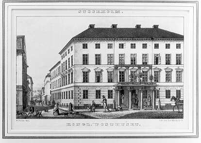 Litografi av Ferdinand Tollin (1807 - 1860) föreställande posthuset på Lilla Nygatan 6 i Gamla Stan, Stockholm,
det nuvarandePostmuseum. Huset ses från nuvarande Kåkbrinken. Bladet är monterat i passepartout med guldram runt fönstret. Text på bladet ovan bilden; STOCKHOLM samt under bilden; KONGL POSTHUSET. Trycket ingick i serien Stockholmsbilder som utgavs 1842.