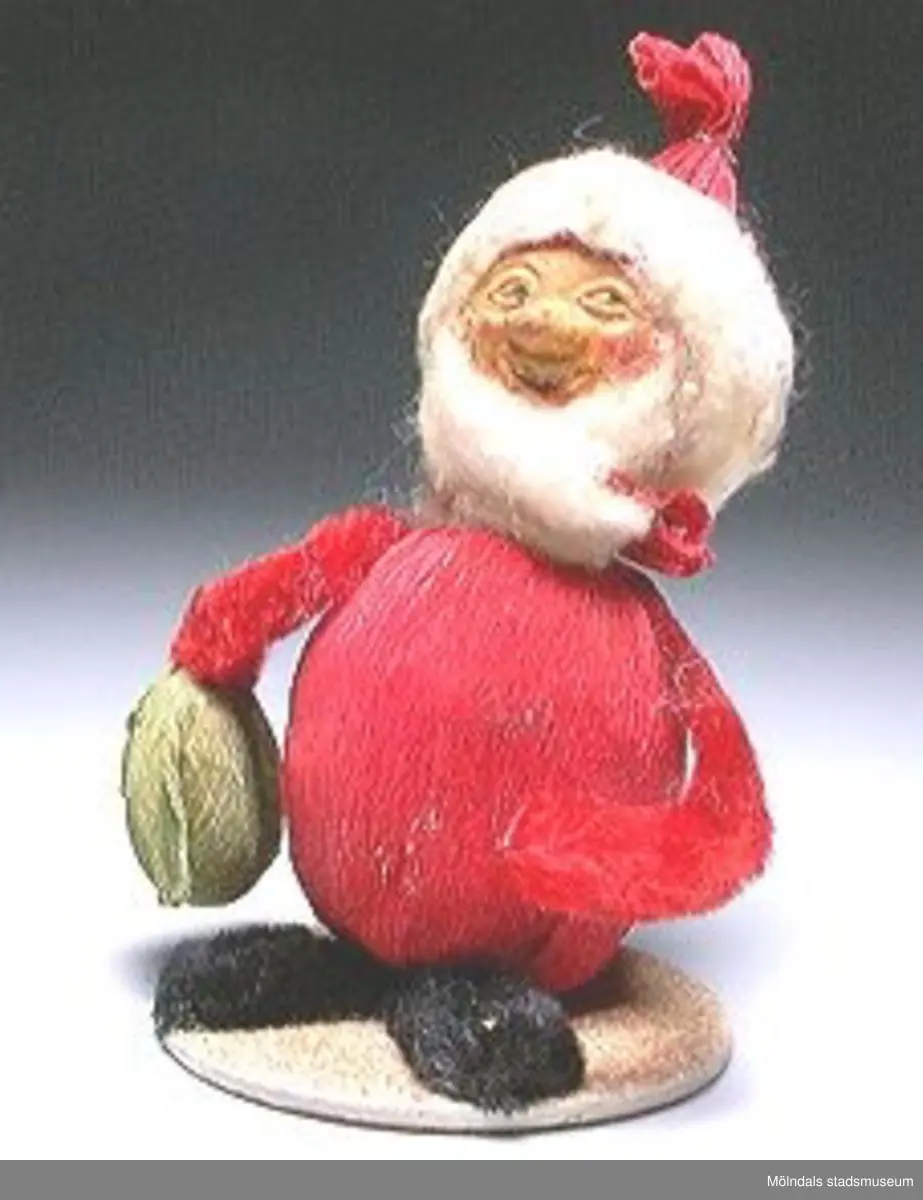 Sex tomtefigurer, tillverkade av flörtkulor kottar och piprensare, en figur består av en stege med två tomtar och en måne.Ingår i Holtermanska samlingen.Märkta med Mm 2859-1-6.