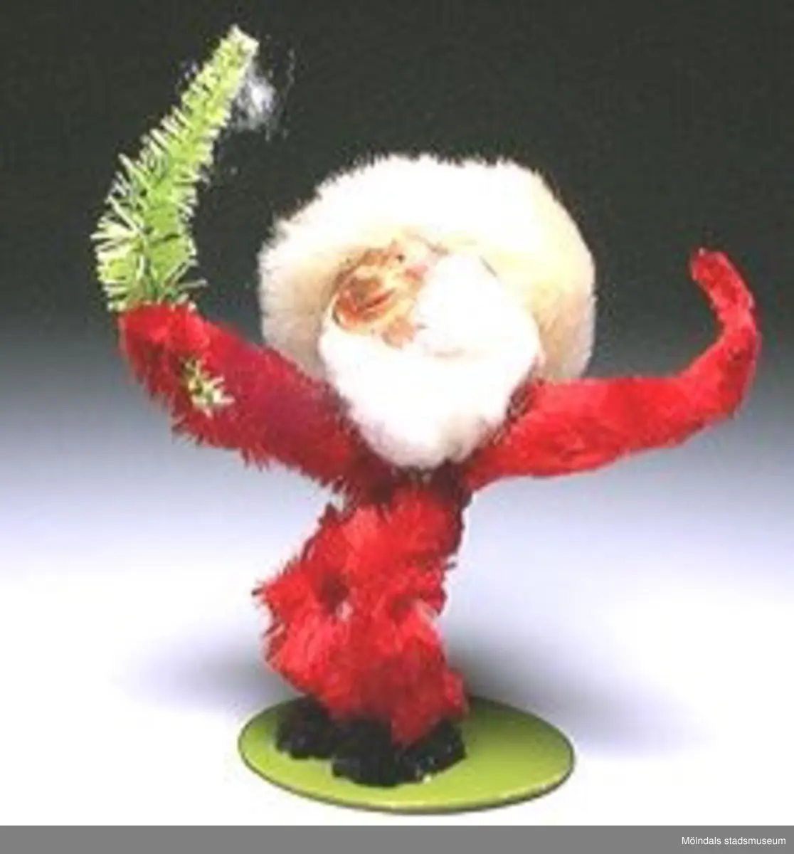 Sex tomtefigurer, tillverkade av flörtkulor kottar och piprensare, en figur består av en stege med två tomtar och en måne.Ingår i Holtermanska samlingen.Märkta med Mm 2859-1-6.