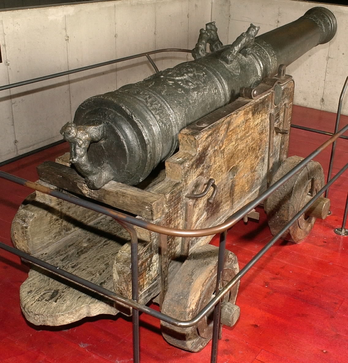 Kanonrör av brons.
Gjutet riksvapen med initialerna G.A.R.S och årtalet 1626. Framför axeltappen finns ornament och Vasekärven. Vid mynningen finns akantusblad och sjöhästar.
Siffrorna 9 2 12 finns inristade strax bakom delfinerna.