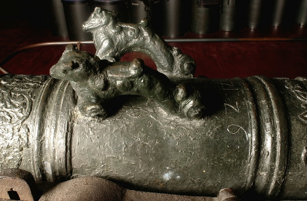 Kanonrör av brons.
Gjutet riksvapen med initialerna G.A.R.S och årtalet 1626. Framför axeltappen finns ornament och Vasekärven. Vid mynningen finns akantusblad och sjöhästar.
Siffrorna 9 2 12 finns inristade strax bakom delfinerna.