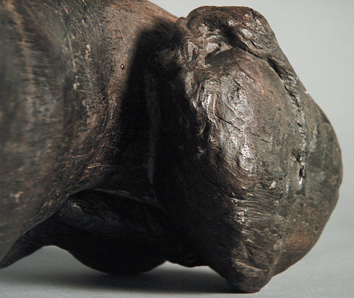 Skulptur av ett litet, liggande lejon med utsträckta framben och hopdragna bakben.
Lejonet är riktat mot vänster, sett från betraktaren. Det snett hållna huvudet återges i det närmaste i en face. Större delen av svansen saknas. Den befintliga delen av svansen avtecknar sig mot lejonets vänstra lår.

Lejonet är endast delvist rundskulpterat. På baksidan, i höjd med huvudet och höger framben, återfinns ett stort, snett urtag som bildar en slät anliggningsyta. Skulpturens framparti är således endast till hälften så tjockt som dess bakparti.
Bakkroppen är kraftigt sliten och skadad. Vänster bakben saknas, liksom större delen av svansen.

Text in English: Sculpture of a small reclining lion with its forelegs extended and its  hind legs tucked beneath its body.
Facing to the observer''s left, the head, held crookedly, is nearly en face. A large part of the tail is missing, and the remainder curves towards the left hind leg.

The lion is only partly three-dimensional. On the rear at the head height and at the right foreleg a large oblique hole forms a flat area for attachement, thus the forepart of the sculpture is thus only half as thick as its rear.
The rear of the body is badly worn and damaged. The left hind leg has been broken off.