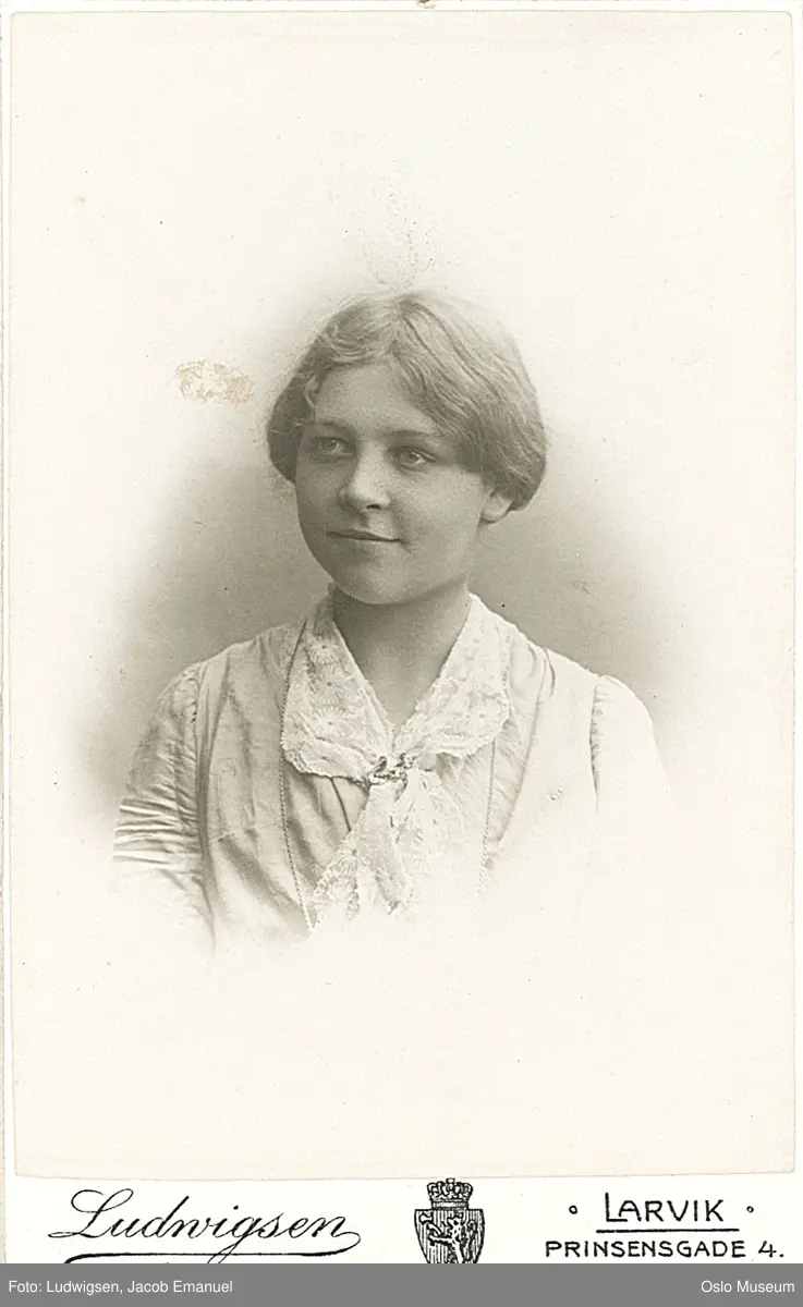portrett, kvinne, vignettert brystbilde