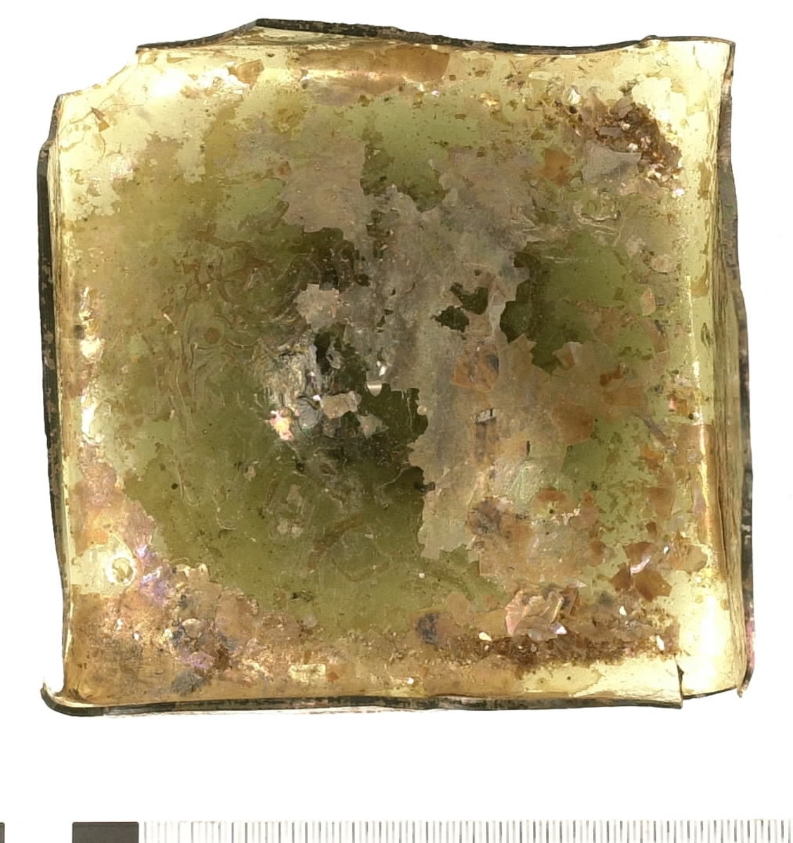 Botten till fyrsidig glasflaska. Glaset är grönfärgat.

2015: 05549a broke into three smaller pieces during handling, labled 05549 a, b, c. 05549a-d have moderate scaling.  All pieces are light green in color, and 05549d has pontil mark.