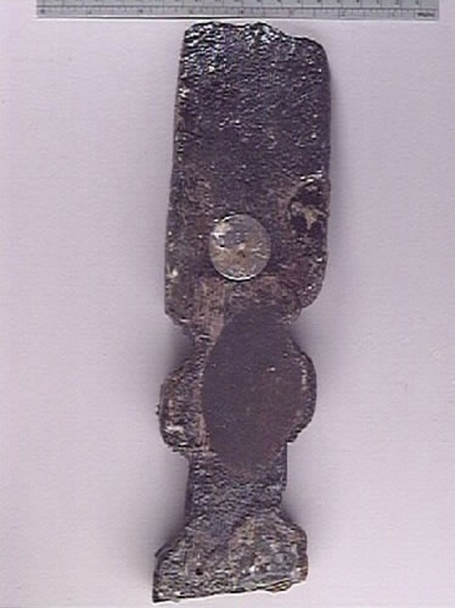 Litet balusterliknande ornament. Långsmalt och snedskuret, med profilerad framsida och slät baksida. Balusterns ena hälft utgörs av en anliggningsyta i form av en slät och odekorerad "tunga". Den andra hälften är dekorerad och utformad i två "sektioner" som avgränsas av en liggande rektangel. Nedtill avslutas den dekorerade delen av en profilerad bas.
Balustern är relativt välbevarad.

Text in English: A small baluster-like ornament. Long and narrow and obliquely cut, with a profiled front and a smooth back. Most of the baluster''s half comprises a surface of attachment, in form of a smooth undecorated "tongue". The other half is decorated and formed in two "sections" separated by a rectangle. The decorated half terminates below in a profiled base.
The baluster is rather well preserved.