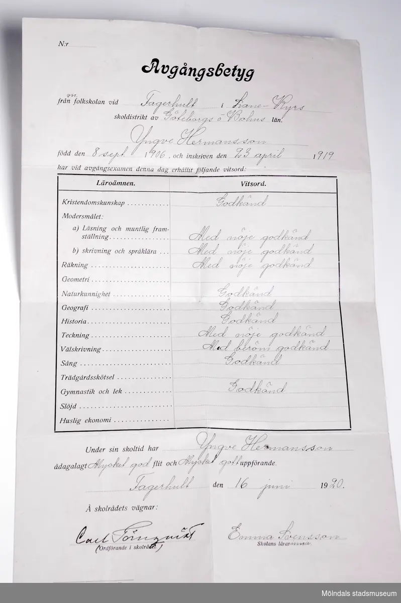 Brunt kuvert innehåller 4 st. betyg  och intyg. 1. Avgångsbetyg från Folkskolan vid Fagerhult (1920)2. Orlovssedel från Kärnhult (1928)3. Intyg av tjänst av Olof Brink i Uddevalla (1928)4. Arbetsintyg från Fabriks AB Erik Hansson, Göteborg.