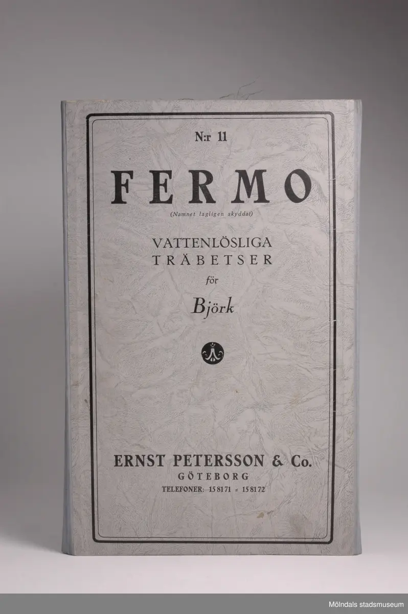 Provkarta med möbelträbetsfärger.Redskap och verktyg kommer från Lindströms snickeri (Gamla Riksvägen 81, Ekebacken). Här byggde John Lindström från Lindome ett boningshus och snickeriverkstad 1928. Han öppnade ett snickeri som specialiserade sig på köksbord Borden levererades till en grossist i Göteborg. Som mest tillverkades 50-60 bord i veckan. Borden hade ben av björk och resten var av furu. Han gjorde även andra möbler på beställning. Till hjälp hade John ett par anställda.De sista åren gjordes mest renoveringar och reparationer, medan det "begav sig" de mest aktiva åren tillverkades bord av alla de slag.