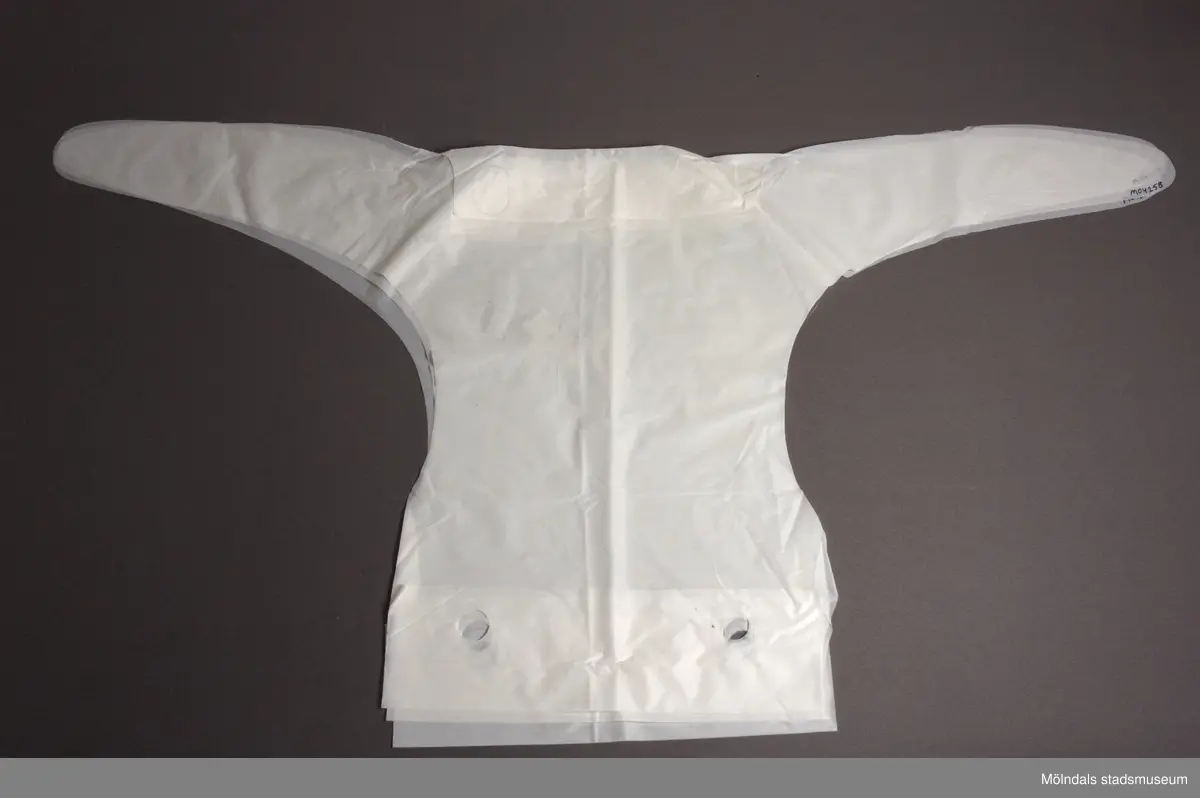 Tre (3) vita plastsnibbar som användes för att fästa småbarnsblöjor på barn. En utav snibbarna innehåller en blöja från blöjförpackning MM04256. Brukades troligen av Kerstin Olofsson till hennes barn på 1970-talet.