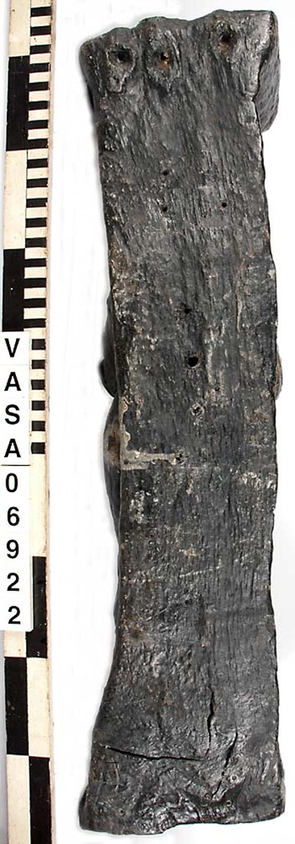 Skulptur föreställande en barnfigur med en cister (ett stränginstrument som tillhör familjen lutor).

Instrumentet hålls med bägge händer framför kroppen. Huvudet något vridet åt vänster. Kroppstyngden vilar på vänster ben medan höger ben är böjt. Utmed höger sida skymtar en mantel. Figuren står på ett minimalt underlag som troligen avser att föreställa ett stycke naturlig mark. Skulpturens baksida är slät.

Skulpturen är välbevarad.



Text in English: This is a sculpture of a child playing a cister.

It holds the instrument in both hands in front of its body. The head is turned slightly to the left. The weight of the body rests on the left leg, the right leg is bent. A mantle or cloak is to be seen on the figures right side. The child stands upon a small flat plinth. The back of the sculpture is smooth.

The sculpture is well preserved.