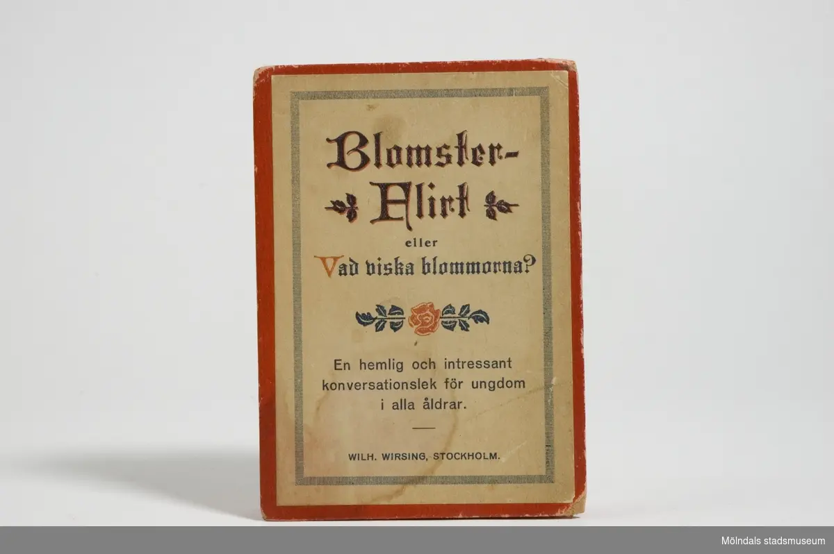 "Blomsterflirt eller vad viska blommorna?" Kortspel och konversationslek för ungdom i alla åldrar. Spelet omfattar 56 kort med meningar ur blomsterspråket. 