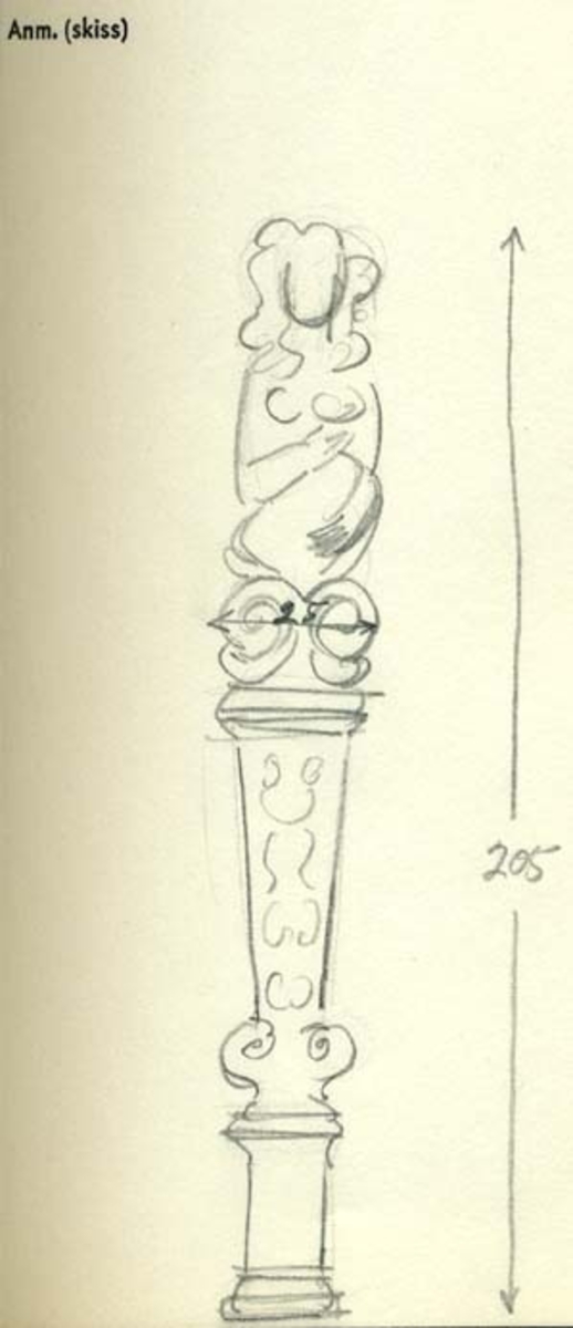 Skulpterad pilaster med övre delen i form av en karyatid med yppig, konstrik frisyr.
Höger arm hålls böjd med handen placerad framför bröstet. Vänster arm hålls utsträckt utefter sidan med handen vilande mot höften. Underkroppen döljs av ett hölje som framtill är prytt med stora, spiralformade ornament och små djurfigurer.
Karyatiden avgränsas från det rullverksornerade pilasterskaftet av en profilerad list. Nedtill avslutas skaftet av ett rullverksornament ovanför den rikt profilerade basen. Nedtill är pilastern försedd med en hög piedestal, prydd med beslagsornamentik. Figuren och dekoren omfattar även pilasterns sidor. Baksidan är slät.


Text in English: Sculpted pilaster with its upper part shaped as a Caryatid with a luxuriant artistic coiffure.
The right arm is held bent with the hand in front of the breast, the left arm is held at the side with the hand resting against the thigh. The lower part of the body is concealed by a shift or slip that is decorated with large spiral-shaped ornaments and small figures of animals.
A profiled batten separates the Caryatid from the shaft of the pilaster, which is ornamented with scrollwork. The shaft terminates with a scrollwork ornament above the richly profiled base. Below, the pilster is equipped with a high pedestal, decked with applied ornamentation. The back is smooth.