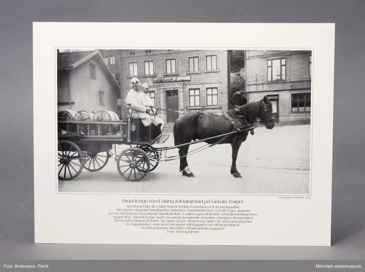 Reproduktioner av gamla bilder från Mölndal utgivna av Skandinaviska Enskilda Banken till 25 års-jubiléet i Mölndal. 6 st svart-vita fotografier. 