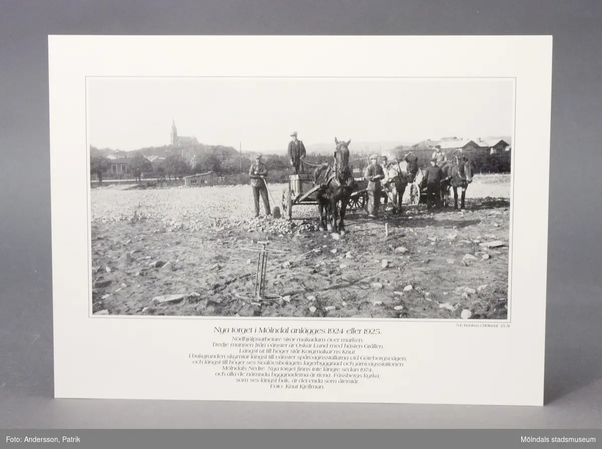 Reproduktioner av gamla bilder från Mölndal utgivna av Skandinaviska Enskilda Banken till 25 års-jubiléet i Mölndal. 6 st svart-vita fotografier. 