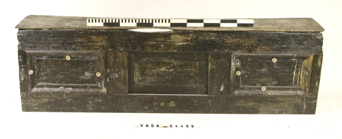 List till kistbänk från kajutan. Listen är profilerad, med snedskurna ändar.