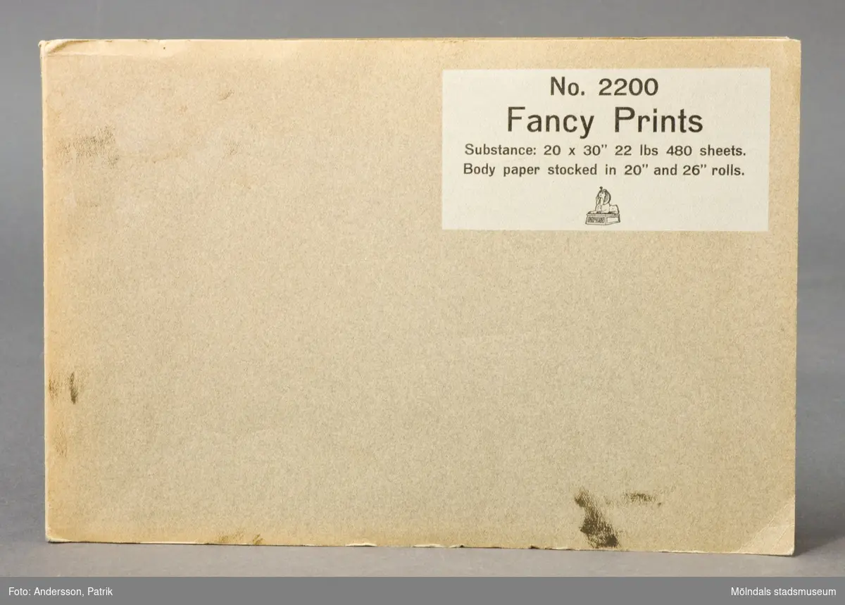 Häfte med prover; "Fancy Prints" No. 2200. Pärm av grått, grovt papper med produktinformation. Provark i olika storlekar, ordnade lättöverskådligt och märkta med siffra. Litteratur: Papyrus 1895-1945, Minnesskrift, Esseltes Götebortgsindustrier AB, Göteborg 1945.