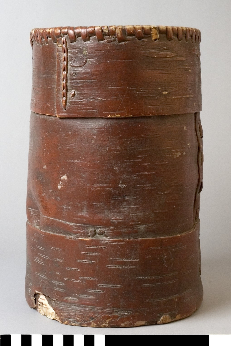 Mjölkburk av näver med botten av trä.