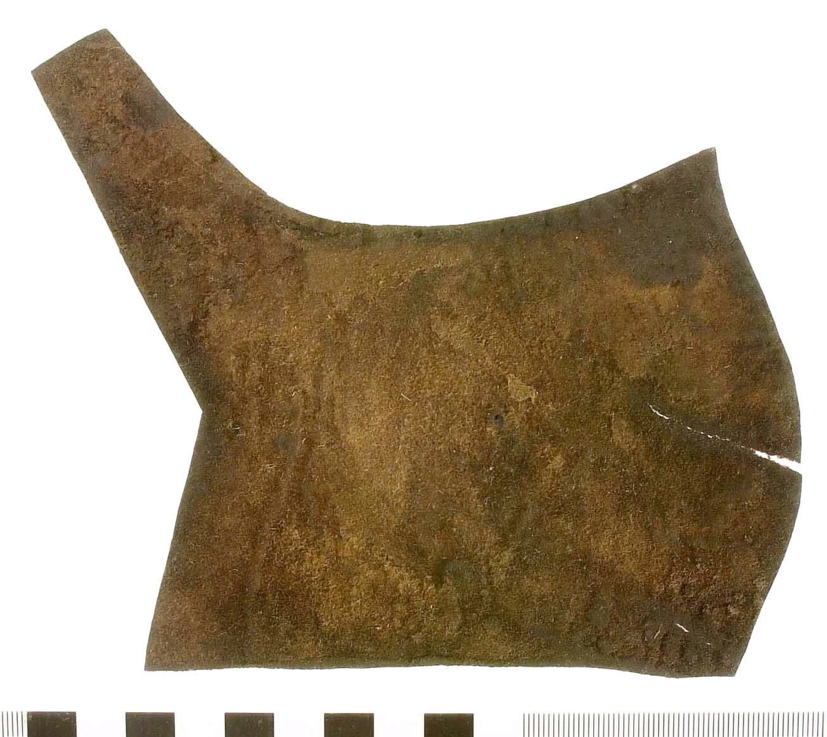 Dokumentation 1996:
Ovanläder samt sidostycken till skor. Totalt tio bitar. Tre stycken ovanläder varav ett fragmentariskt, sex stycken sidostycken med slejf, varav två fragmentariska. tre av sidostyckena är troligen avsedda för vänster sida av en sko och tre för höger. Ett mindre fragment, eventuell till en slejf.

Dokumentation 2022:
Tre par ovanläder till slutna skor. Framstycken och bakkappor. Tillverkade i läder, eventuellt hjortdjursskinn. Inga dekorationer. Det finns tecken på delaminering. Ovanlädren har skurits ut, men aldrig satts samman till skor. 
För mer information, se Uppritning under Länkade filer.

Text in english:
These 3 pairs of close shoe uppers were cut out but never made. Consisting of  quarters and vamps made of  moose (?) leather, with no decorative features. There is the presence of delamination.
For more information, go to Länkade filer: Uppritning