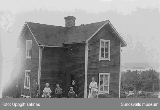 Familjen Thunholm framför sitt hus i Årskogen