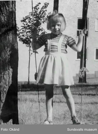 SCA Grafhic Research AB. Inlånade privata och arbetsrelaterade bilder med koppling till forskningslaboratoriet.
Bild 7. Fru Britta Pettersson f Zetterström, hennes barn överst på trappen Ulla-Britt Källberg f Pettersson. Sittandes på nästa rad från vänster Brittas andra dotter Elisabeth Liljeholm f Pettersson.