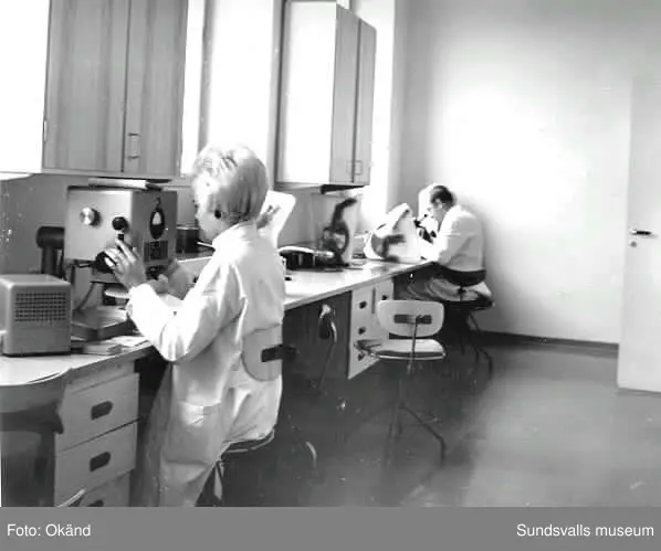 SCA Grafhic Research AB. Inlånade privata och arbetsrelaterade bilder med koppling till forskningslaboratoriet.
Bild 7. Fru Britta Pettersson f Zetterström, hennes barn överst på trappen Ulla-Britt Källberg f Pettersson. Sittandes på nästa rad från vänster Brittas andra dotter Elisabeth Liljeholm f Pettersson.