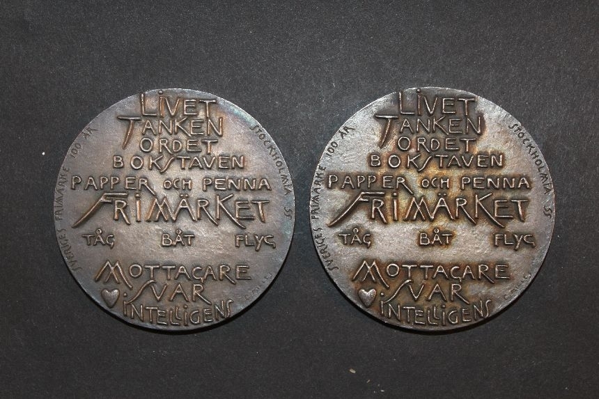 Medalj i silver, tilldelad Postmuseum för sitt deltagande i frimärksutställningen Stockholmia 55. Dubbelsidig prägling signerad Carl Milles. Åtsidan med text enligt "Påförd text". Frånsidan visar en löpare med ett brev i vardera handen, samt ytterligare två människor, ej i helfigur, en åskvigg och stjärna. Medaljen åtföljs av en blå pappask.