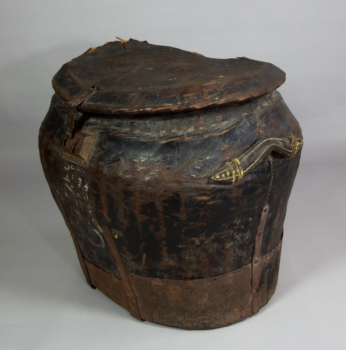 Reskoffert med lock av flätad korg klädd med läder, med järnband längs sidorna och kring foten. På sidorna bärhandtag av läder. Med beslag och lås av järn. På framsidan ett stort målat "M" alternativt "L U" i vitt.