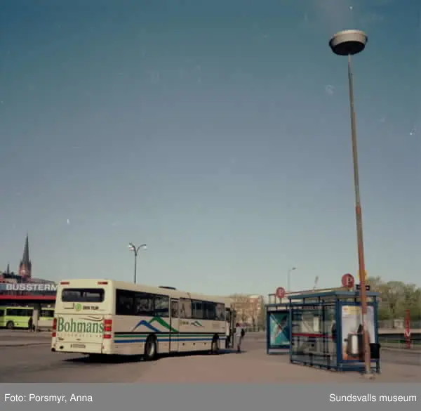 Reklambilder på bussar, husfasader, reklampelare, skyltar i centrum.