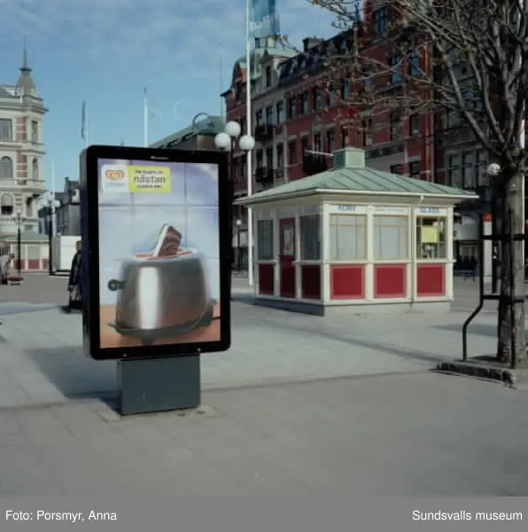 Reklambilder på bussar, husfasader, reklampelare, skyltar i centrum.