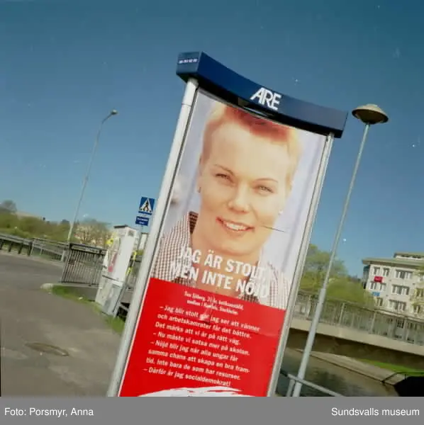 Tidstypiska  bilder från stenstaden, med hänsyn taget till tidens olika utryck. Skyltar, reklam, nya och äldre företeelser som förändras.